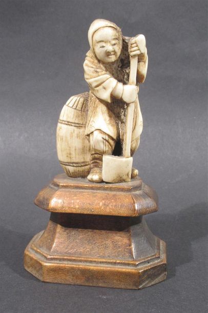 null Okimono en os sculpté figurant un homme tenant une hâche - Sur socle bois -...