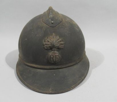 null Casque Français Adrian, modèle 1915 repeint bleu nuit. Traces de pinceau. Rondache...