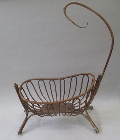 null Berceau à bois thermocourbé dans le goût de THONET à bascule - Epoque fin du...