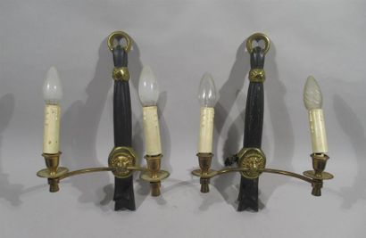 null Paire d'appliques à deux bras de lumière en bronze laqué noir et doré à décor...