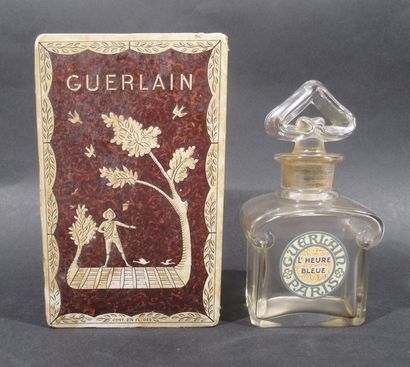 null GUERLAIN - Flacon de parfum en cristal modèle bouchon coeur. Etiquette titrée...