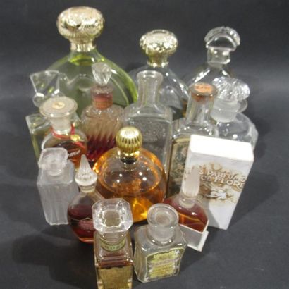 null Collection de quinze flacons de parfum dont LANVIN, CARON, ROCHAS, NINA RICCI,...
