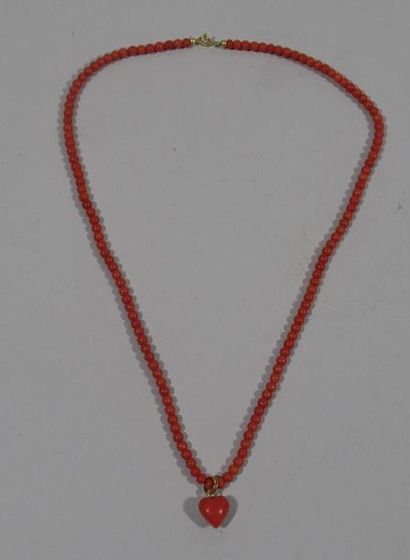 null Collier en perles de corail rouge orné d'un pendentif de forme "Coeur" - Le...