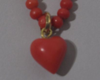 null Collier en perles de corail rouge orné d'un pendentif de forme "Coeur" - Le...