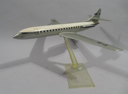 null Maquette d'avion CARAVELLE en plastique polychrome sur socle en plexiglass transparent...