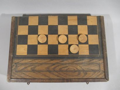 null Plateau en bois formant une boite permettant de jouer au Dame et au Backgammon,...