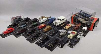 null Reunion d'environ 25 petites voitures de démonstration notamment Atlas. (Quelques...