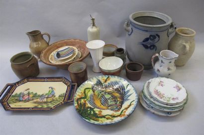null Importante collection de faïences anciennes, poteries, grès et porcelaines diverses...