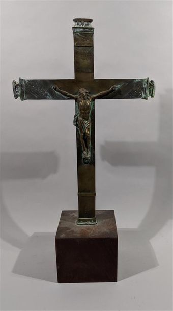 null Crucifix en laiton et cuivre repoussé double face - XVIIIe siècle - Haut. totale...