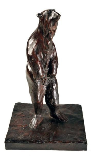 Guido RIGHETTI (1875-1958) Petit ours polaire debout Bronze à patine brun rouge cachet...