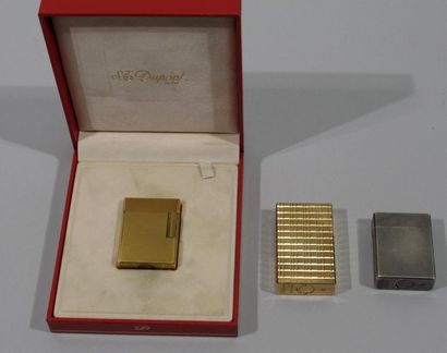 null DUPONT - Suite of three lighters, two in gold metal and the last one in silver
metal...