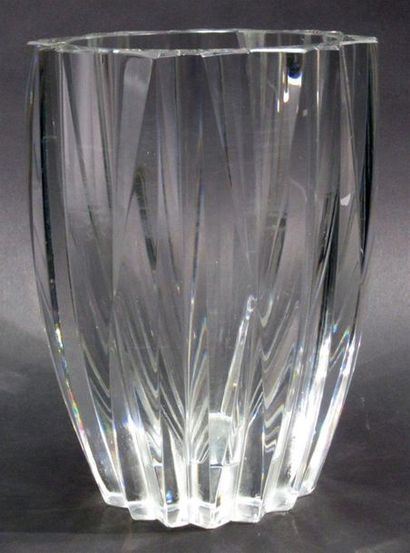 null SAINT LOUIS - Vase en cristal à décor de facettes géométriques - Signé sous...