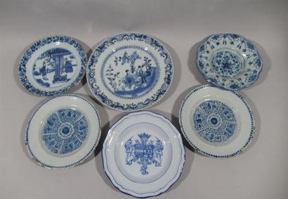 null Réunion de six assiettes en porcelaine et faience à décor bleu et blanc, dont...