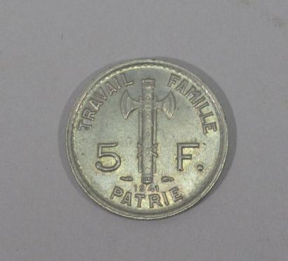 null Une pièce de 5 Francs Pétain en cupronickel, représentant un buste de Philippe...