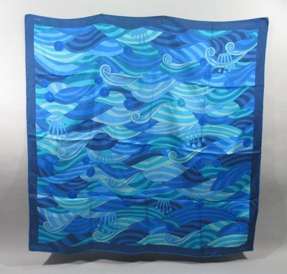 null ROLEX
Carré de soie à décor de vagues en camaieu de bleu.
82 x 84 cm.