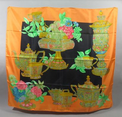 null LEONARD
Silk square with fruit bowl decoration and tea service.
88 x 85 cm.