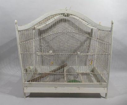 null CAGE A OISEAU en bois et métal de forme violonné.
Haut. : 55,5 cm - Larg. :...