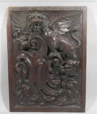 null DECORATIVE ELEMENT in walnut ? representing a winged lion resting on acanthus...