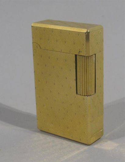 null FLAMINARY
Lighter in gilded metal with guilloche decoration.
High. Five and...