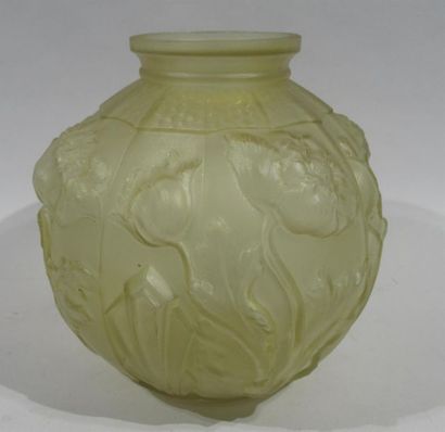 null P. DE CAGNY 
Vase boule en verre pressé et moulé teinté jaune à décor de fleurs...