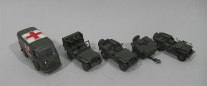 null DINKY TOYS
Lot consisting of : 
- Military ambulance, ref 80F. (Scratches)
-...