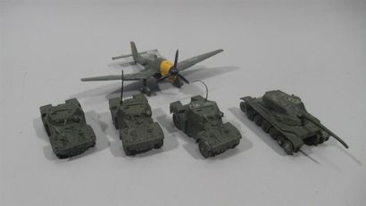 null DINKY TOYS
Lot comprenant : 
- Char AMX, ref 80C. (Ecaillures)
- AML Panhard,...