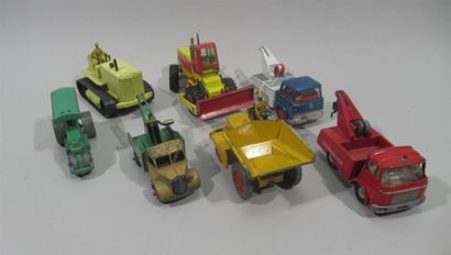 null DINKY TOYS
Lot consisting of : 
- Aveling barford. (wear and tear)
- Bedford...