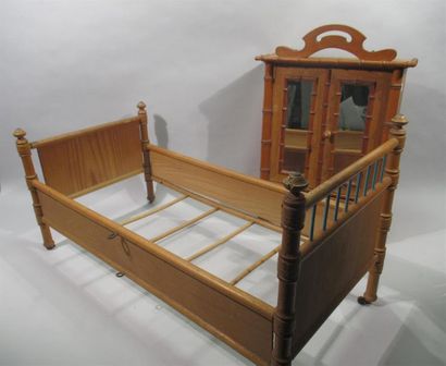 null MOBILIER DE POUPÉE comprenant une armoire en bois à l'imitation du bambou, un...