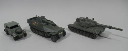null DINKY TOYS
Lot consisting of : 
- Volkswagen KDF battle Lines (wear and tear)
-...
