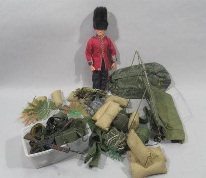 null Set of militaria accessories and spare parts (sandbag, camouflage net, bazouka,...