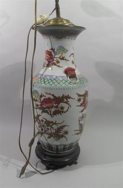 null CHINE, Fin XIXeme Debut XXeme
PIED DE LAMPE de forme balustre en porcelaine...