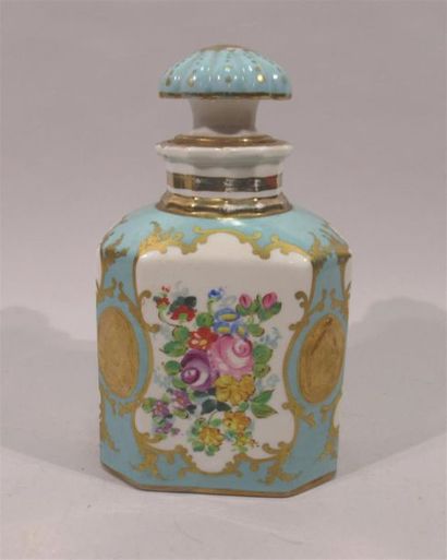 null SEVRES (dans le goût de)
Flacon à parfum en porcelaine polychrome à décor de...