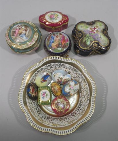 null Meeting of four candy boxes, four pill boxes and five polychrome porcelain medallions...