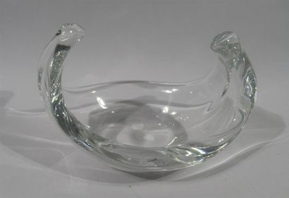 null SEVRES
Crystal bowl in the shape of a curved leaf.
Marked underneath.
High....