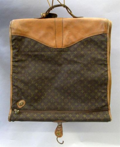 null LOUIS VUITTON
House with monogrammed coated canvas garment bag and fawn leather.
(Condition...