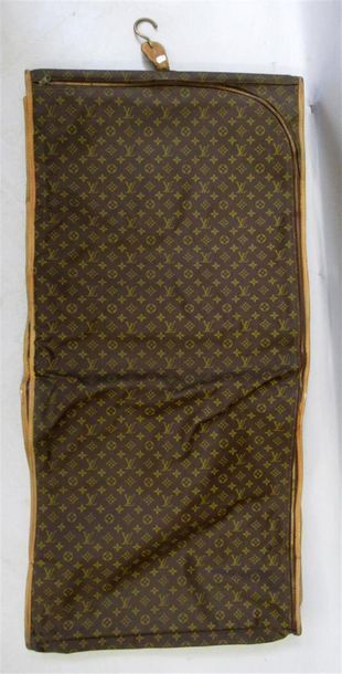 null LOUIS VUITTON
House with monogrammed coated canvas garment bag and fawn leather.
(Condition...