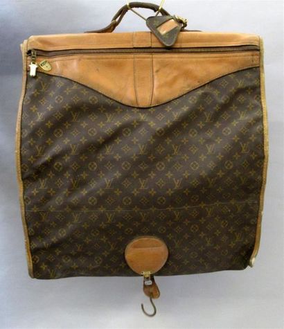 null LOUIS VUITTON
House with monogrammed coated canvas garment bag and fawn leather.
(Condition...