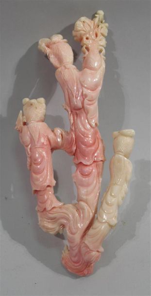 null CHINE
Groupe en corail sculpté à décor d'une femme portant un vase de fleurs...