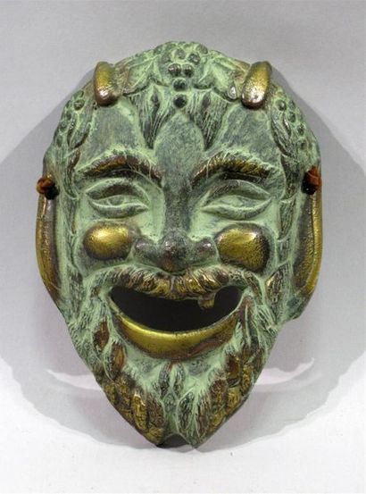 null SATYRE HEAD in bronze with green and gilded patina.
18 x 13 cm.
