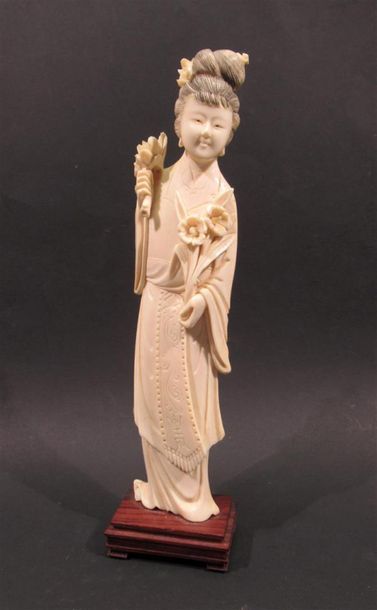 null Statuette en ivoire bien sculptée d'une jeune femme tenant des fleurs d'hibiscus...