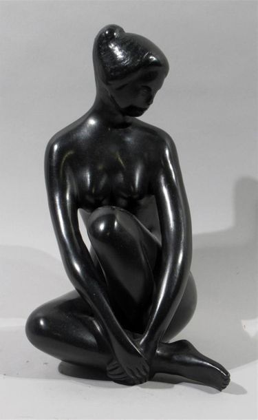 null David MESLY (1918 - 2004)
Femme pensive. 
Epreuve en bronze à patine noire nuancée....