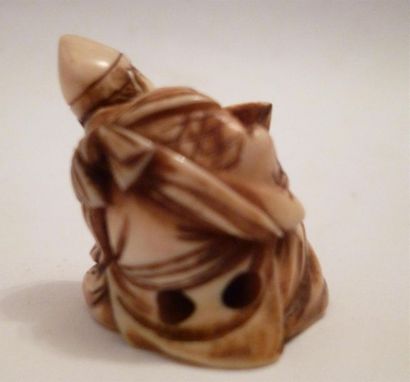 null Netsuke en ivoire bien sculpté d'un amuseur public déclamant une poésie et tenant...