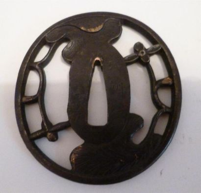 null Tsuba Nagamarugata in iron with openwork decoration in maru bori of flowered...