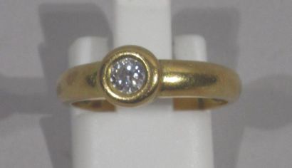 null Bague Solitaire en or jaune 18 K (750/oo) surmontée d'un diamant taille moderne...