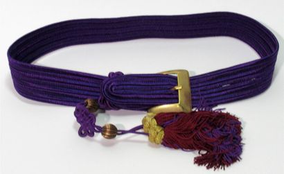 null YVES SAINT LAURENT
Ceinture en passementerie violette à décor de pompons au...