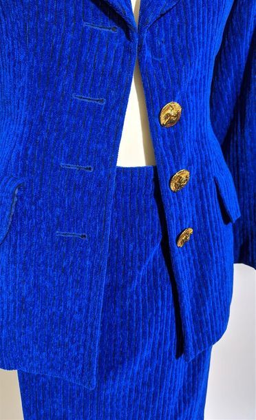 null YVES SAINT-LAURENT Rive gauche
Tailleur en velour bleu synthétique (T36) composé...