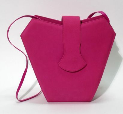 null CHARLES JOURDAN
Sac trapèze en daim et cuir fushia, poche intérieure. Siglé...