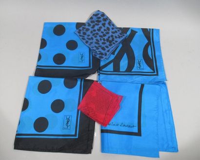 null YVES SAINT LAURENT
Reunion de quatre foulards en soie bleu et noir et deux foulards...