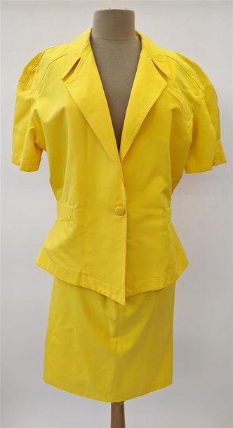 null THIERRY MUGLER
Tailleur d'été en coton jaune composé d'une veste à manche courte...