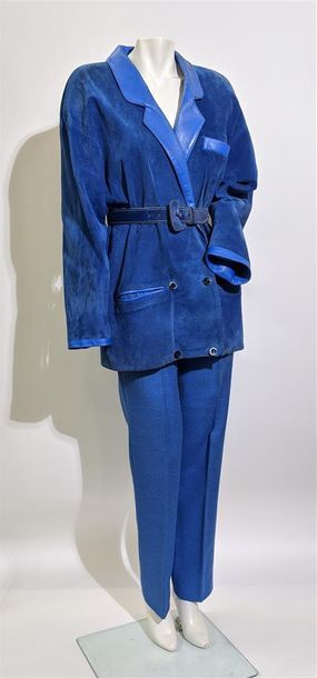 null Lot :
- VERSION ORIGINALE Ample veste en daim bleu, revers et poignets cuir...